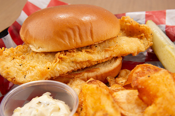 GaslightPizzaGrill_FishFilletSandwich_3
