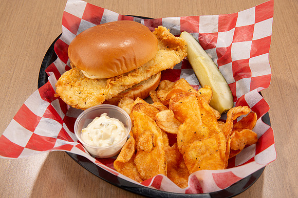 GaslightPizzaGrill_FishFilletSandwich_4