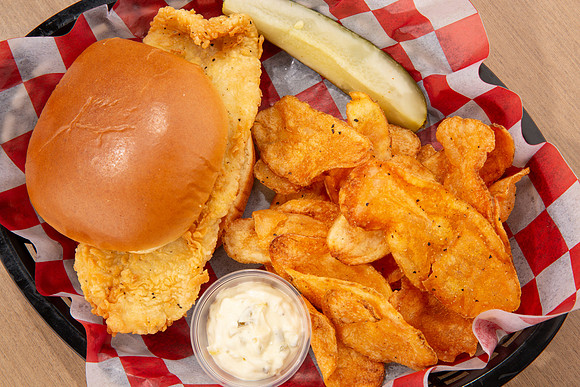 GaslightPizzaGrill_FishFilletSandwich_6