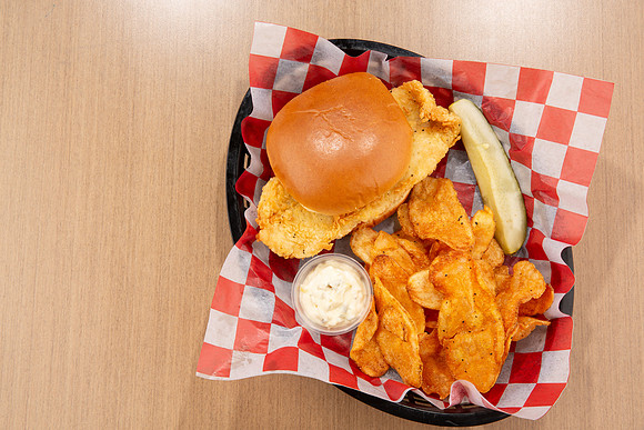 GaslightPizzaGrill_FishFilletSandwich_5