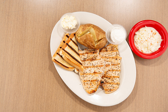 GaslightPizzaGrill_GrilledChickenBreastDinner_3