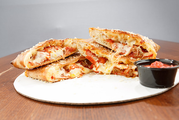 BigCityPizzaDanville_PullmanCalsone_6 WEB LARGE