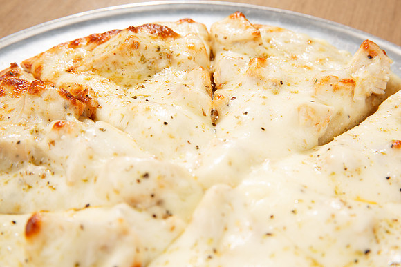 GaslightPizzaGrill_PizzaChickenAlfredo_6-2026Aug