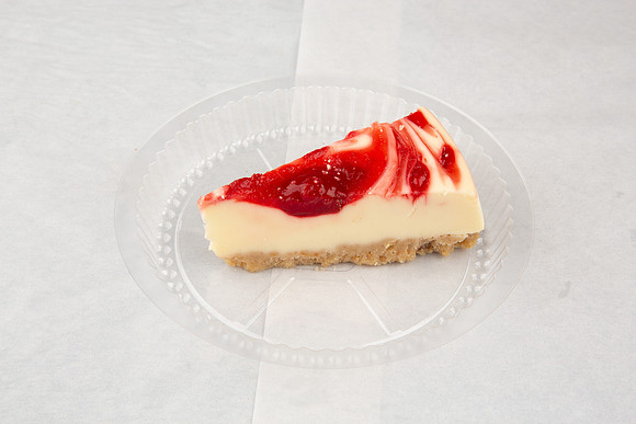 LouisvillePizzaKing_CheesecakeWithStrawberry_2