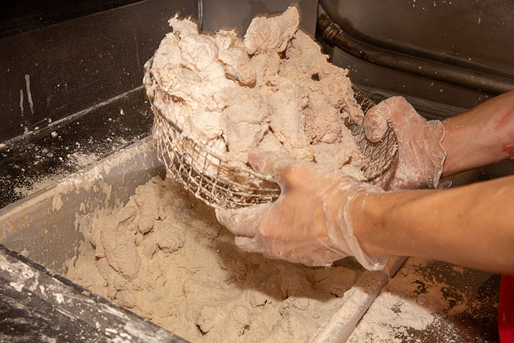 IndisChicken_Action_Breading_27