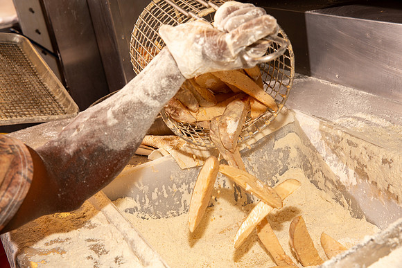 IndisChicken_Action_Breading_18