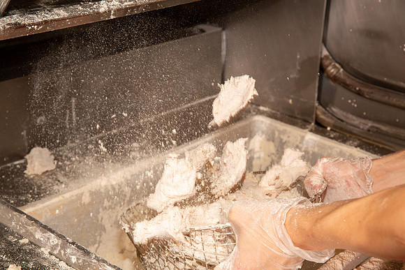 IndisChicken_Action_Breading_28