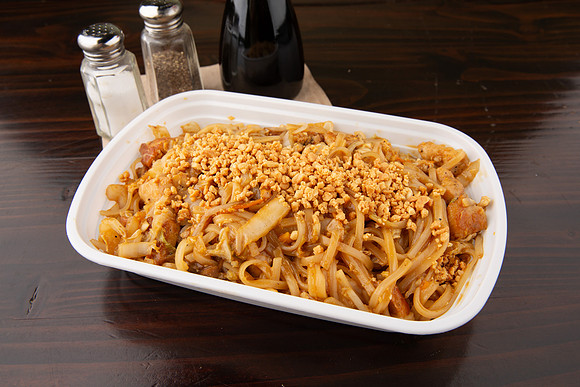 BentoAsianKitchenSushi_ChickenPadThai_1
