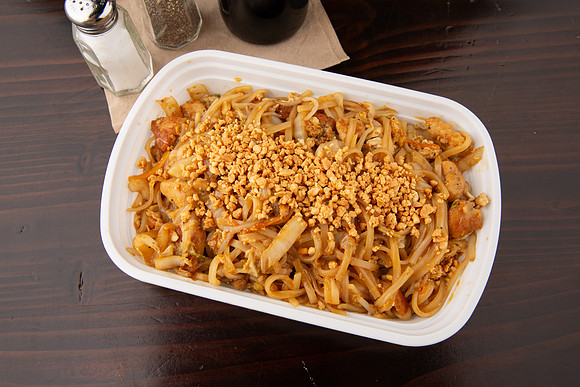 BentoAsianKitchenSushi_ChickenPadThai_2
