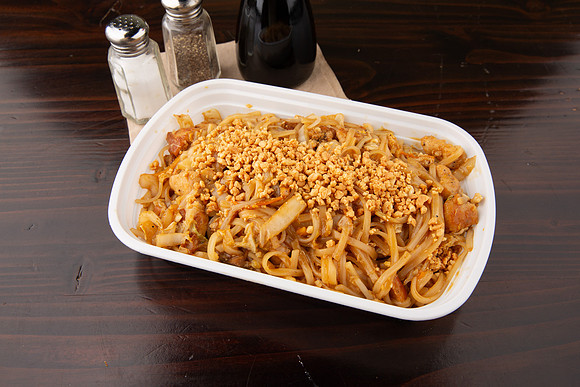 BentoAsianKitchenSushi_ChickenPadThai_3
