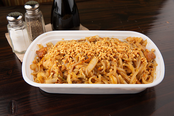 BentoAsianKitchenSushi_ChickenPadThai_4