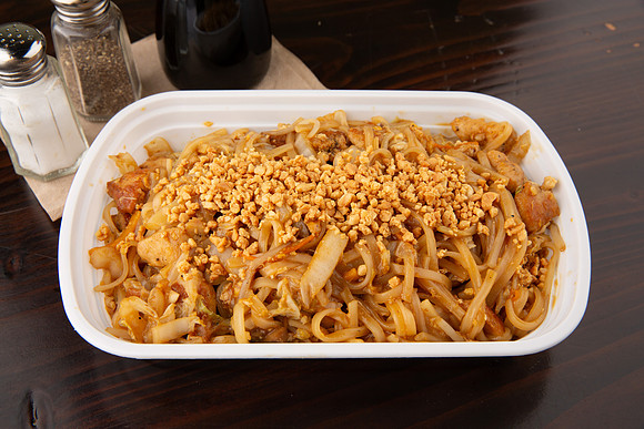 BentoAsianKitchenSushi_ChickenPadThai_5