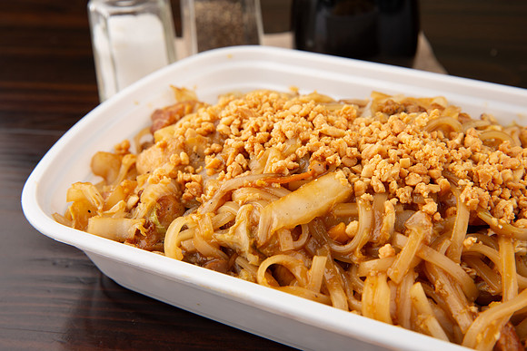 BentoAsianKitchenSushi_ChickenPadThai_6