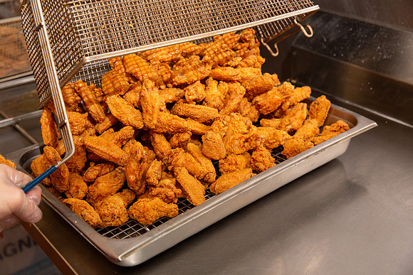 IndisChicken_Action_Frying_27
