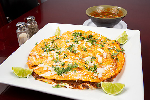 LosCabosMexicanGrill_Quesadillas_Birria Pizza_06