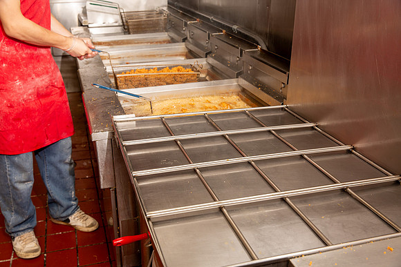 IndisChicken_Action_Frying_01