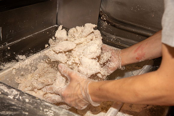 IndisChicken_Action_Breading_25