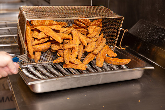 IndisChicken_Action_Frying_32