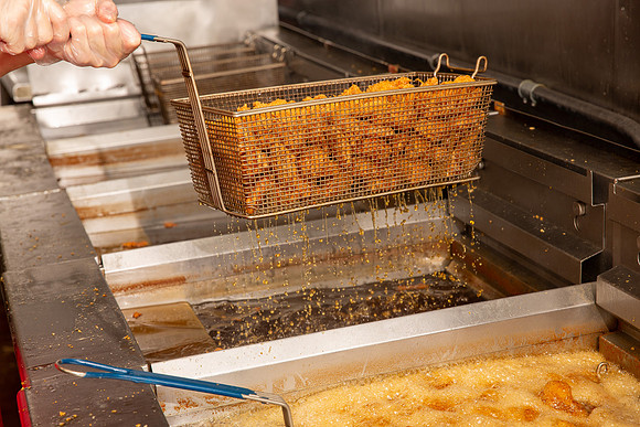 IndisChicken_Action_Frying_02