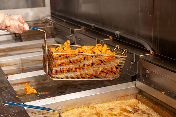 IndisChicken_Action_Frying_13