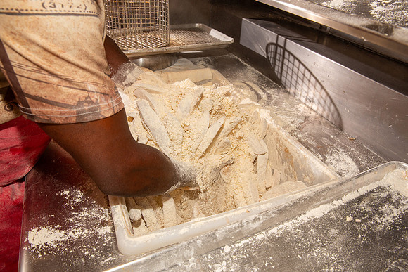 IndisChicken_Action_Breading_06