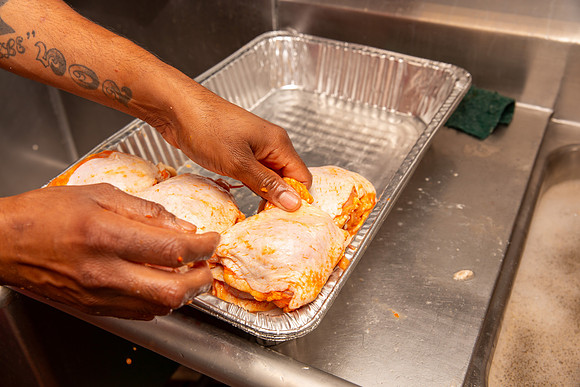 IndisChicken_Action_Marinating_01