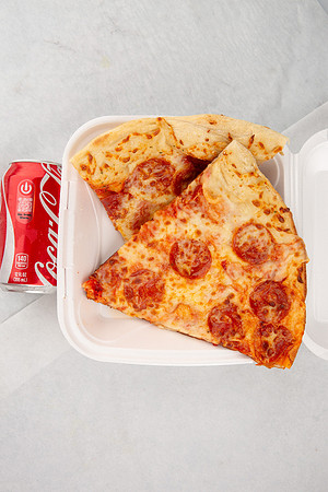 LouisvillePizzaKing_2SPepperoniWithSodaCan_2