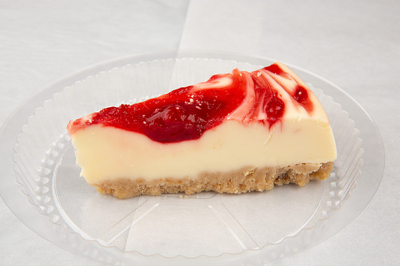 LouisvillePizzaKing_CheesecakeWithStrawberry_1